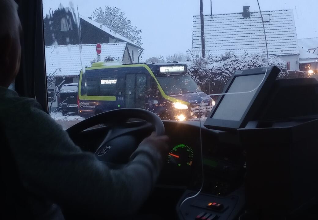 Blick durch die Windschutzscheibe: Busse der Linie 695 und 696 begegnen sich - 